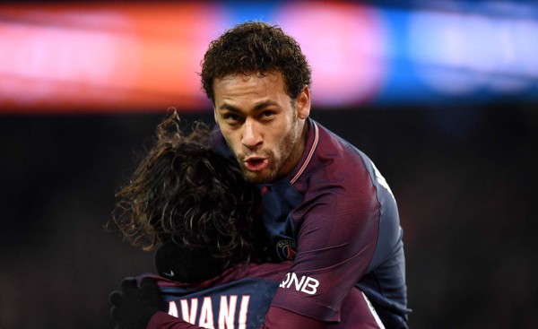 Paris Saint-Germain's Brazilian forward Neymar (R) celebrates with Paris Saint-Germain's Uruguayan forward Edinson Cavani after scoring goal during the French L1 football match between Paris Saint-Germain (PSG) and Montpellier (MHSC) at the Parc des Princes stadium in Paris on January 27, 2018. / AFP PHOTO / FRANCK FIFE