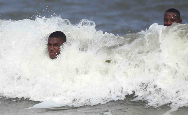 Selección de Honduras entrena en las playas.