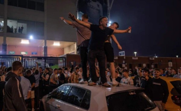Autos rotos, cervezas al aire y sin temor al COVID-19: Así se festejó el ascenso del Leeds United a la Premier League