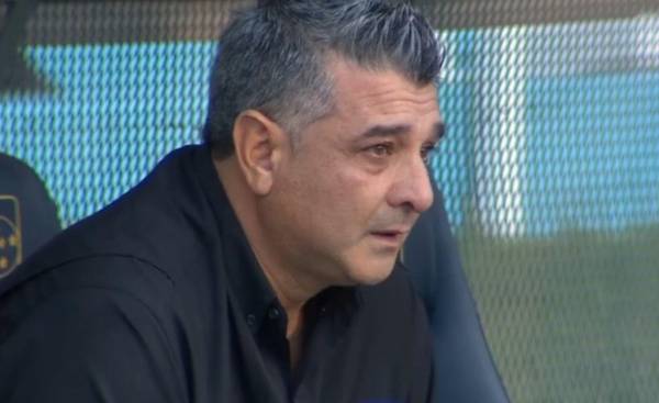 Diego Vázquez, muy sentido en el banquillo.