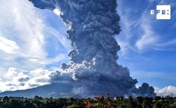 ¡Imágenes impactantes! Fuerte erupción en el volcán indonesio Sinabung deja campos y calles llenas de cenizas