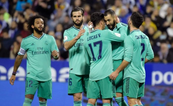 Real Madrid's French forward Karim Benzema (2R) celebrates with teammates after scoring during the Copa del Rey (King's Cup) football match between Zaragoza and Real Madrid CF at La Romareda stadium in Zaragoza, on January 29, 2020. (Photo by JOSE JORDAN / AFP)