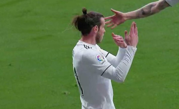 En fotos: El gesto feo de Gareth Bale a hinchas del Atlético y lanzan 'ratas' a Courtois