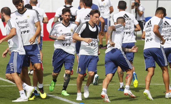 El beso de Jorge Sampaoli a Lionel Messi en su día de cumpleaños