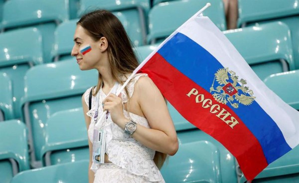 ¡Qué bellas! Las aficionadas rusas y croatas deslumbran en el estadio de Sochi