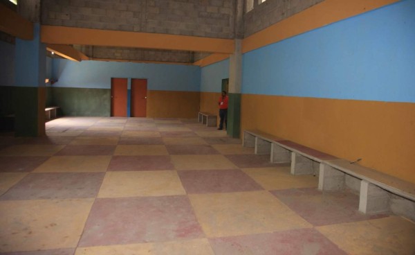 Contraste: Los camerinos de local y de visita en los estadios de Honduras