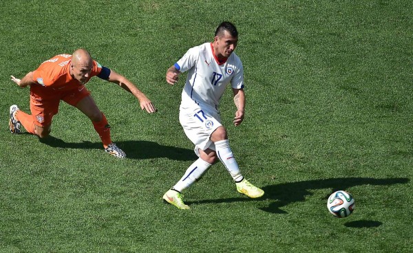 Holanda venció 2-0 a Chile con goles de Leroy Fer y Memphis Depay.