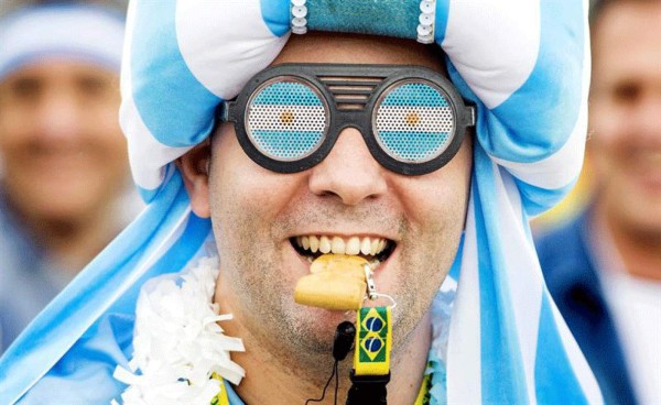 Argentinos y holandeses disfrutando de un gran ambiente en las gradas .