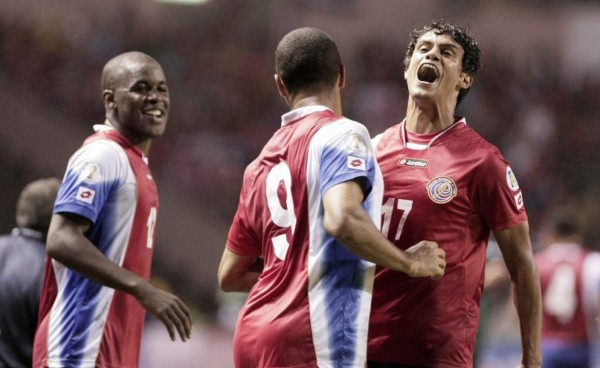 Saborío recibe muestras de apoyo de sus compañeros