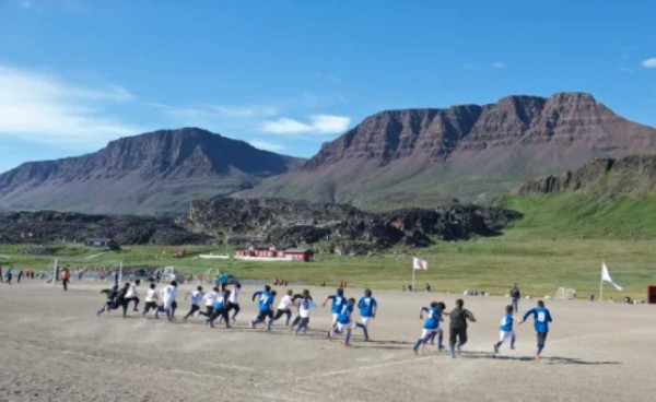 Así es el fútbol en Groenlandia: En medio de icebergs, ballenas y la temporada dura solo siete día