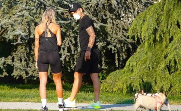 Lautaro Martínez y su espectacular mujer se saltan la cuarentena para pasear a los perros