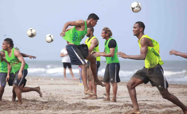 Selección de Honduras entrena en las playas.