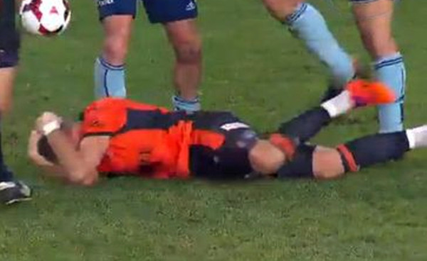 VIDEO: Impresionante show de jugador para evitar la expulsión