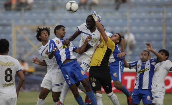 Olimpia golea a Victoria y es líder absoluto