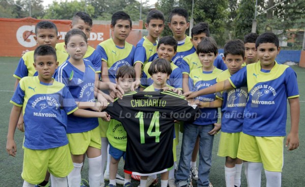 Niño hondureño exhibió regalo de Chicharito con sus compañeritos