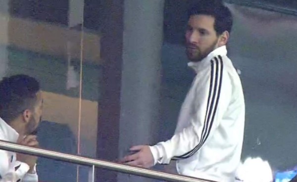 ¿Lágrimas? La tristeza de Messi en las gradas tras la goleada de España sobre Argentina