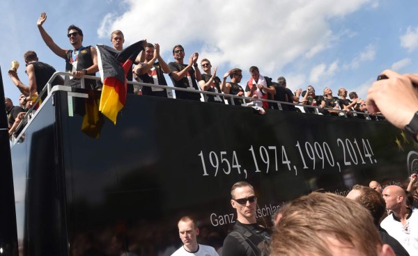 Una multitud eufórica recibe a Alemania en Berlín