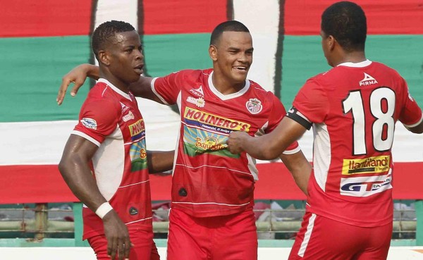 Real Sociedad amargó, bailó y goleó al Marathón en el Yankel Rosenthal