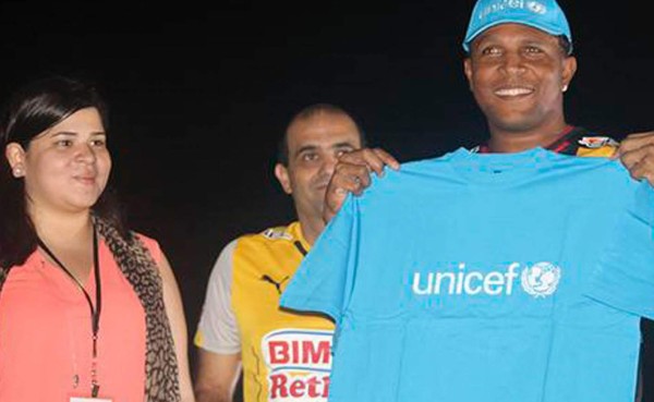 Carlos Pavón es nombrado amigo de Unicef