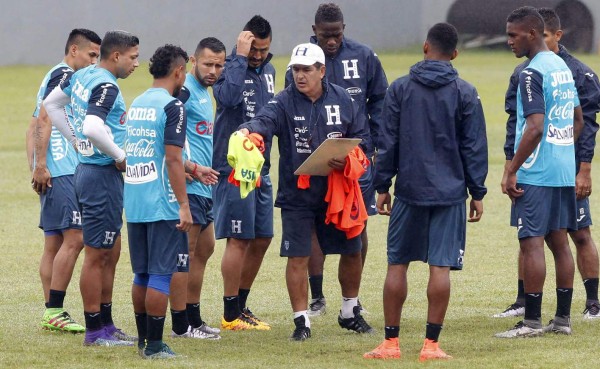 La Selección de Honduras entrena con llovizna en el Morazán
