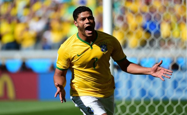 Le invalidan gol a Hulk por bajarla con el brazo