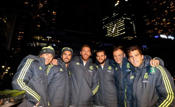 Jugadores del Real Madrid se pasean en barco por Melbourne