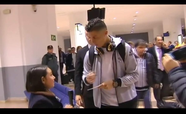 VIDEO: Cristiano Ronaldo bromea con niña e imita su acento andaluz