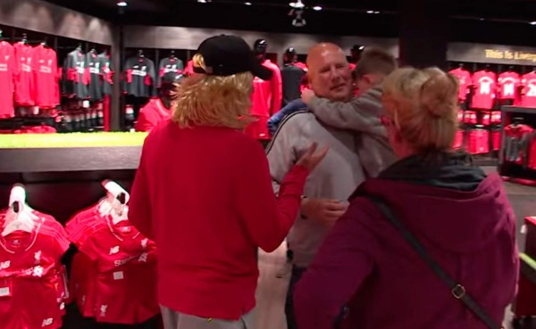 VIDEO: La broma de jugadores de Liverpool a sus aficionados