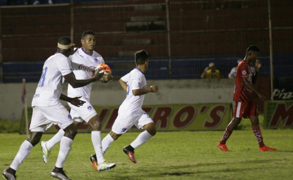 Olimpia rescata el empate en La Ceiba y es líder momentáneo