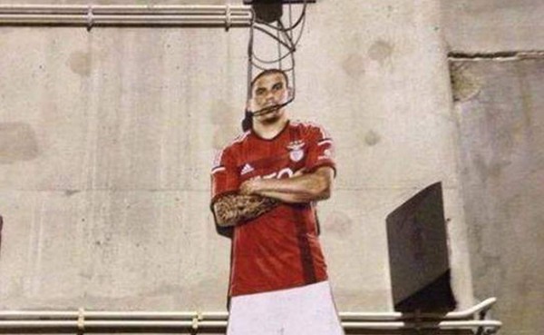Afición del Benfica 'cuelga' a Maxi Pereira por fichar con el Porto