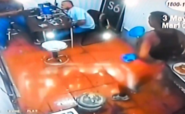 Boxeador Ricardo Mayorga es captado supuestamente robando un Galaxy S6