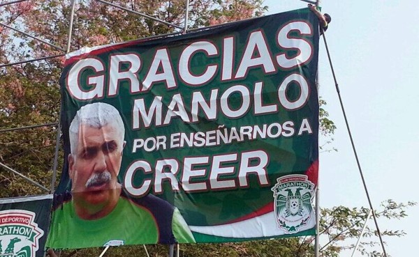 Afición del Marathón le dedicó pancarta a Manuel Keosseián