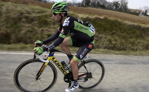 Ciclista es eliminado del Tour de Francia por subirse a un carro