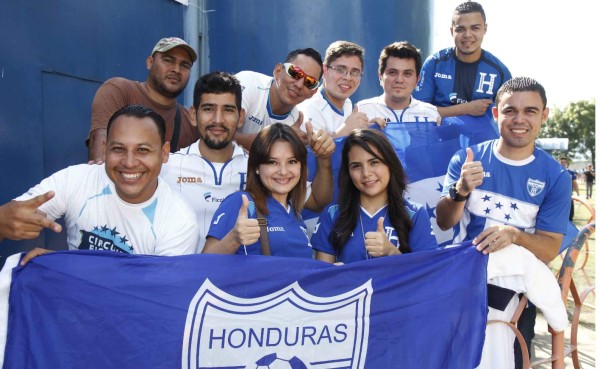 Familias completas desde temprano haciendo fila en el Olímpico