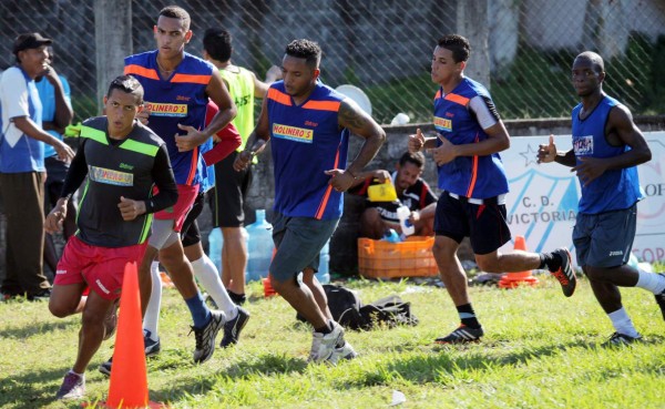 Bany Lozano y Michael Willians realizan prueba con Victoria