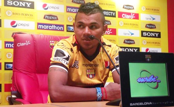 Mario Martínez es presentado con la camiseta 9 en Barcelona