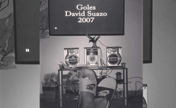 Chelato Uclés le regala videos de David Suazo a Albert Elis