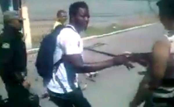 VIDEO: Muntari visita barrio pobre en Brasil y regala dinero