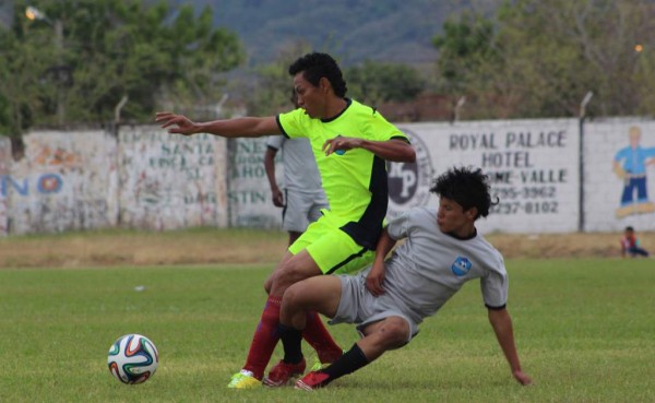 Roger Mondragón defendiendo a su nuevo equipo, el San Juan Bosco de la Liga Mayor.