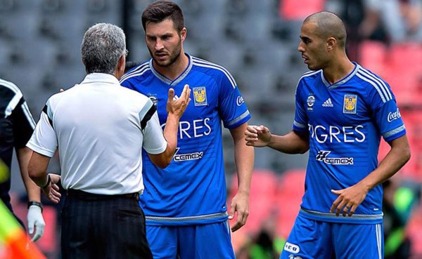 VIDEO: Gignac empuja al Tuca Ferreti en celebración de gol