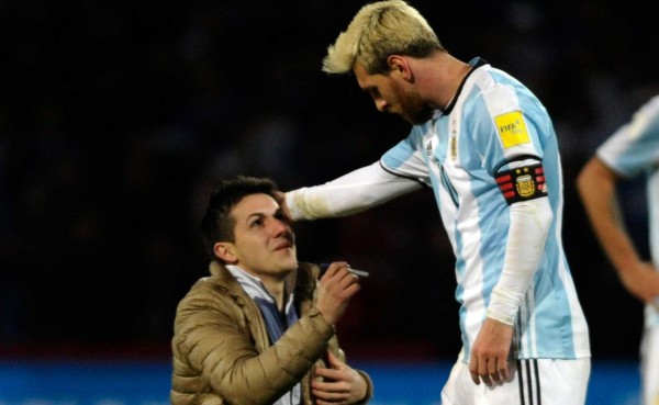 Lionel Messi abrazó a un con espontáneo que saltó al campo de las Malvinas
