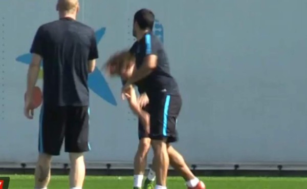 VIDEO: Luis Suárez le lanza un puñetazo a Sergi Roberto