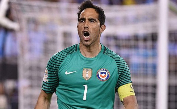 Claudio Bravo ausente en Chile para partidos eliminatorios ante Paraguay y Bolivia