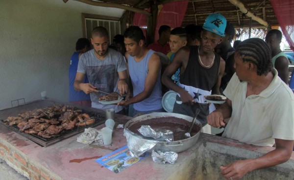 Victoria olvida la pena del debut con un asado playero