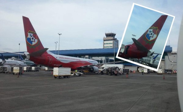 Panameños viajaron a Estados Unidos en un avión pintado con los colores de su bandera
