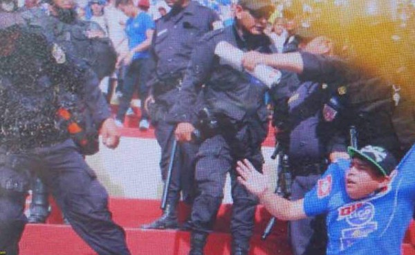 Disturbios en la gran final del fútbol de El Salvador