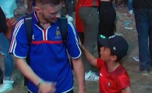 El niño que consoló a un hincha francés invitado por el Turismo de Portugal
