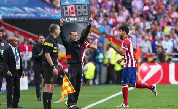 VIDEO: Costa sale lesionado y quema el primer cambio del Atlético