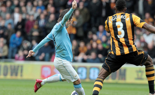 Manchester City vence al Hull City y acecha al Chelsea