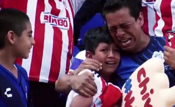VIDEO: Jugador de Chivas regala camiseta y hace llorar a padre e hijo
